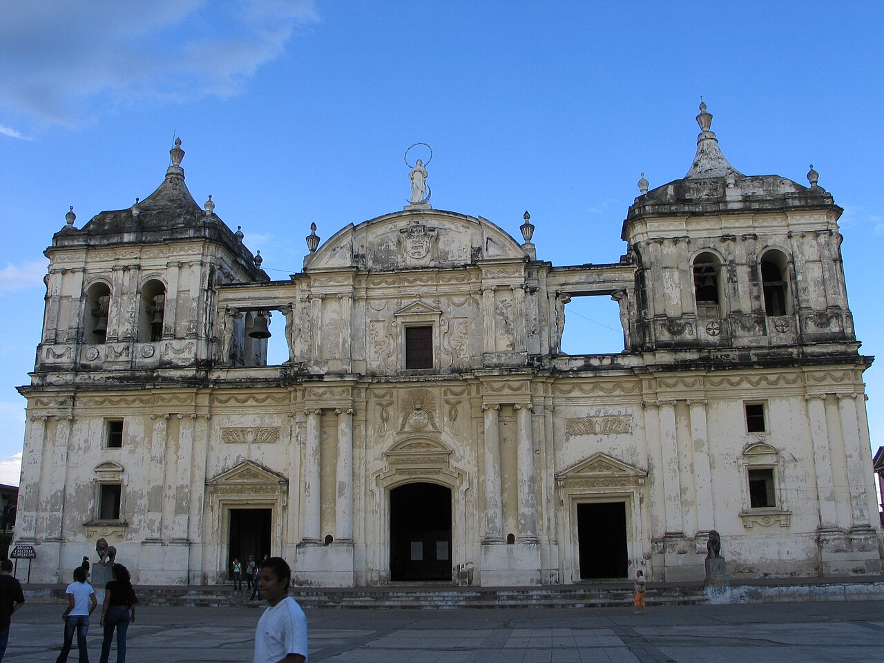 León Cathedral facade
